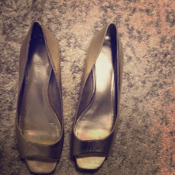 Nine West gold open toe shoe - Picture 1 of 3